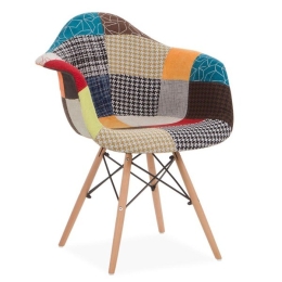 Poltroncina Patchwork imbottita in tessuto multicolor e gambe in legno