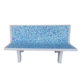 Panchina da esterni in cemento con tasselli in mosaico azzurra